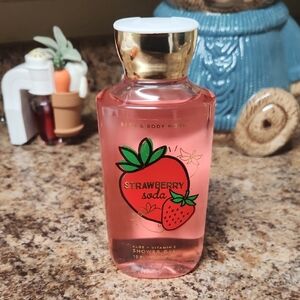 Bath & Body Works Strawberry Soda Shower Gel - Pink and Gold